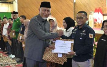 Gubernur Sumbar, Mahyeldi serahkan program Peningkatan Kapasitas Wirausaha Terdampak Bencana melalui Klinik UMKM Minang Bangkit Regional II Sumatera Barat di Auditorium Universitas Andalas Padang