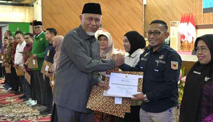 Gubernur Sumbar, Mahyeldi serahkan program Peningkatan Kapasitas Wirausaha Terdampak Bencana melalui Klinik UMKM Minang Bangkit Regional II Sumatera Barat di Auditorium Universitas Andalas Padang
