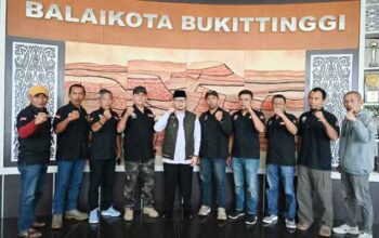 Jam Gadang Jeep Club Bukittinggi Berpartisipasi dalam Adventure Extreme Off Road Danau Rusa di Kampar 5 Wawako Bukittinggi, Ibnu Asis saat melepas anggota Jam Gadang Jeep Club berpartisipasi dalam Adventure Extreme Off Road Danau Rusa di Kabupaten Kampar