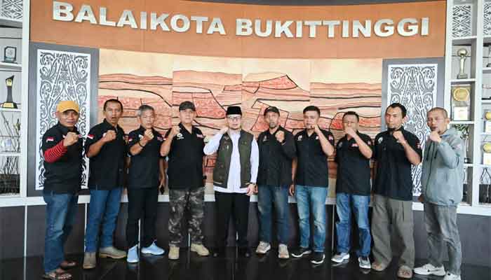 Jam Gadang Jeep Club Bukittinggi Berpartisipasi dalam Adventure Extreme Off Road Danau Rusa di Kampar 1 Wawako Bukittinggi, Ibnu Asis saat melepas anggota Jam Gadang Jeep Club berpartisipasi dalam Adventure Extreme Off Road Danau Rusa di Kabupaten Kampar