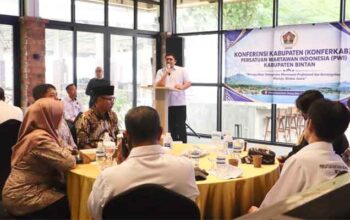 Bupati Roby Kurniawan Buka Konferkab PWI Bintan ke-2 5 Bupati Roby Kurniawan saat membuka Konferkab PWI Bintan ke-2 di D'Mario Sunset Resto, Tanjung Uban