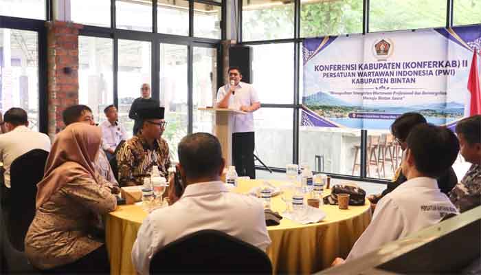 Bupati Roby Kurniawan saat membuka Konferkab PWI Bintan ke-2 di D'Mario Sunset Resto, Tanjung Uban