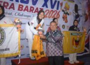 Ketua Pengkot Taekwondo Indonesia (TI) Kota Padang, Mursalim serahkan medali kepada atlet Taekwondo