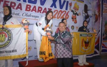 Kontingen Kota Padang Sabet 9 Medali Emas Cabor Taekwondo Porprov Sumbar XVI 5 Ketua Pengkot Taekwondo Indonesia (TI) Kota Padang, Mursalim serahkan medali kepada atlet Taekwondo