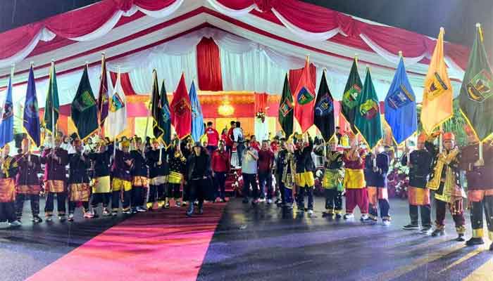 Kontingen Solok Selatan dalam pembukaan Porprov XVI Sumbar di Kota Padang