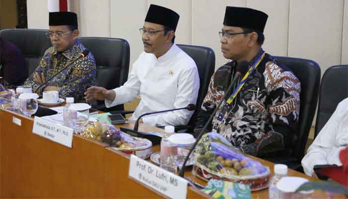 Dari kiri ke kanan, Senior Eksekutif UNP Prof. Ganefri, Menteri Sosial Syaifullah Yusuf, Rektor UNP Krismadinata saat Kuliah Umum