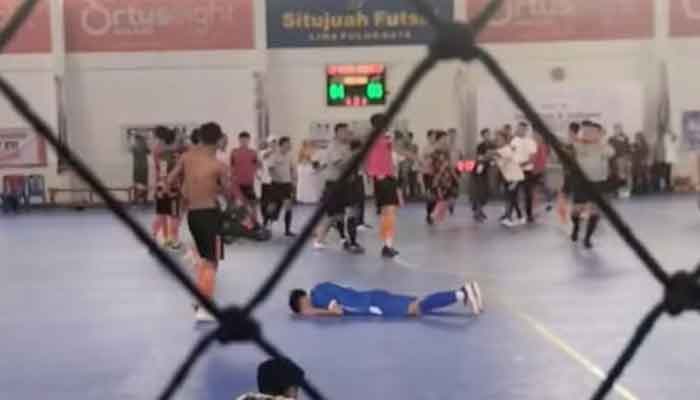 Adu jotos antar pemain usai laga final Fustal Porprov di Limapuluh Kota