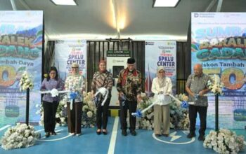 Gubernur Mahyeldi Resmikan SPKLU Center Pertama Sumbar di Jalan Sawahan Kota Padang 4 Gubernur Sumbar, Mahyeldi (tengah) saat meresmikan SPKLU di Kantor PLN UID Padang, Jl. Dr. Wahidin Nomor 8, Sawahan, Kecamatan Padang Timur