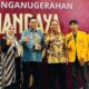 Rektor UNP, Krismadinata (ketiga dari kiri) usai menerima penghargaan Mandaya Awards kategori Perguruan Tinggi Negeri Badan Hukum (PTNBH)