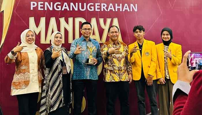 UNP Terima 2 Penghargaan Nasional di Mandaya dan Innovillage Awards 2026 1 Rektor UNP, Krismadinata (ketiga dari kiri) usai menerima penghargaan Mandaya Awards kategori Perguruan Tinggi Negeri Badan Hukum (PTNBH)