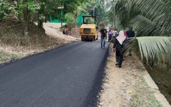 Upaya Bupati Dharmasraya, PT Kali Dareh Grup Tambah CSR untuk Pengaspalan Jalan Sei Kilangan 8 PT Kali Dareh Grup Tambah CSR untuk Pengaspalan Jalan Sei Kilangan