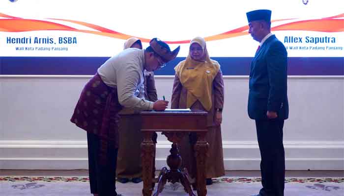 Lantik Doni Hendra sebagai Sekdako Padang Panjang, Wako Hendri Arnis Tekankan Percepatan Kinerja Birokrasi 2 Wako Hendri Arnis lantik Doni Hendra sebagai Sekdako Padang Panjang