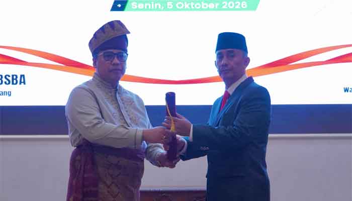 Lantik Doni Hendra sebagai Sekdako Padang Panjang, Wako Hendri Arnis Tekankan Percepatan Kinerja Birokrasi 3 Wako Hendri Arnis bersama Sekdako Padang Panjang yang baru dilantik, Doni Hendra