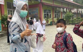 Pemkab Dharmasraya Bagikan Masker kepada Anak Sekolah