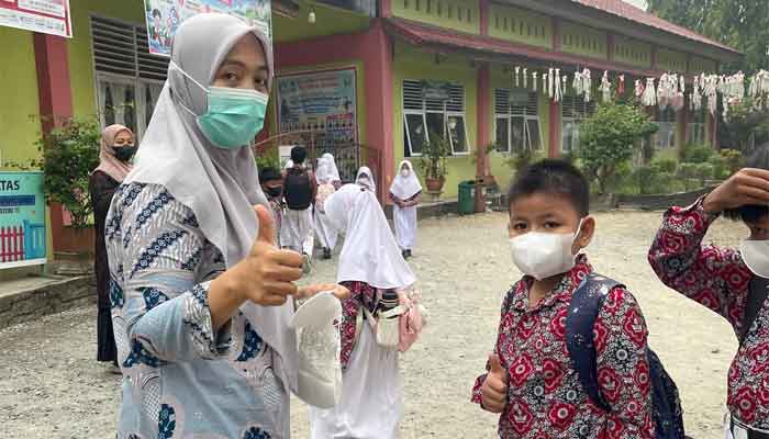 Pemkab Dharmasraya Bagikan Masker kepada Anak Sekolah