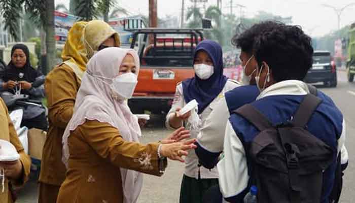 Kabut Asap, Pemkab Dharmasraya Kembali Bagikan Masker 1 Pemkab Dharmasraya Kembali Bagikan Masker