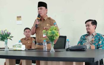 Pemkab Dharmasraya Sosialisasikan Akreditasi Perpustakaan bagi 56 Kepsek dan Pengelola Perpustakaan SD 6 Plt Kepala Dinas Perpustakaan dan Kearsipan Kabupaten Dharmasraya, Asri saat sosialisasi Akreditasi Perpustakaan bagi 56 Kepsek dan Pengelola Perpustakaan SD