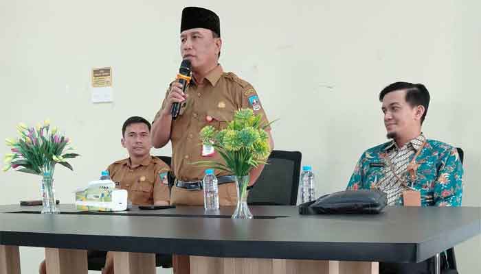 Plt Kepala Dinas Perpustakaan dan Kearsipan Kabupaten Dharmasraya, Asri saat sosialisasi Akreditasi Perpustakaan bagi 56 Kepsek dan Pengelola Perpustakaan SD