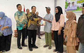 Pemko Payakumbuh Salurkan Bantuan Sembako untuk 300 Keluarga Miskin 3 Pemko Payakumbuh Salurkan Bantuan Sembako untuk 300 Keluarga Miskin di Kantor Camat Payakumbuh Utara