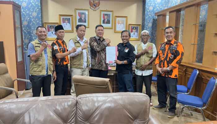 Begini Pernyataan Sikap Dukung Kapolres Lampura Tindak Tegas Pelecehan di Ponpes Walisongo 1 Penyerahan pernyataan sikap Lembaga ormas, OKP, profesi serta paguyuban dan masyarakat Lampung Utara (Lampura) atas dugaan pelecehan terhadap 5 santri di Pondok Pesantren Walisongo