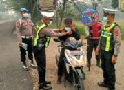 Personel Polres Dharmasraya Bagikan Masker kepada Masyarakat di Jalinsum Gunung Medan 10 Personel Polres Dharmasraya Bagikan Masker kepada Masyarakat di Jalinsum Gunung Medan