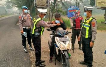 Personel Polres Dharmasraya Bagikan Masker kepada Masyarakat di Jalinsum Gunung Medan 7 Personel Polres Dharmasraya Bagikan Masker kepada Masyarakat di Jalinsum Gunung Medan