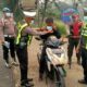 Personel Polres Dharmasraya Bagikan Masker kepada Masyarakat di Jalinsum Gunung Medan
