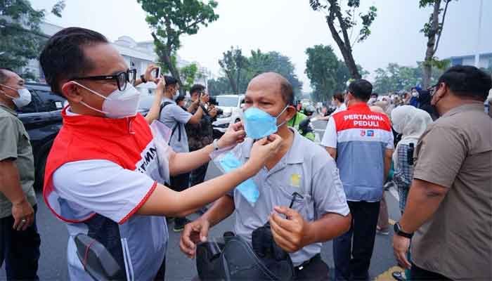 Kabut Asap, Pertamina Patra Niaga Regional Sumbagut Bagikan 2.200 Masker di Medan