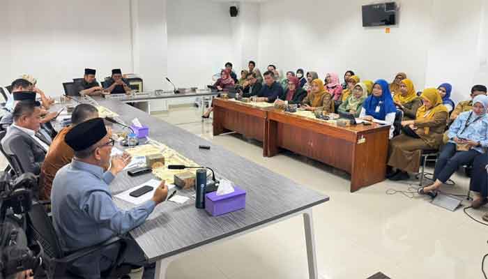 Driver Sampaikan 10 Tuntutan ke Komisi IV DPRD, Ini Fakta tentang Ojol di Kota Padang 2 Pertemuan Komisi IV DPRD Kota Padang, Dinas Tenaga Kerja dan Perindustrian, Dinas Perhubungan, BPJS Ketenagakerjaan dengan Manajemen dan perwakilan Driver Maxim Padang