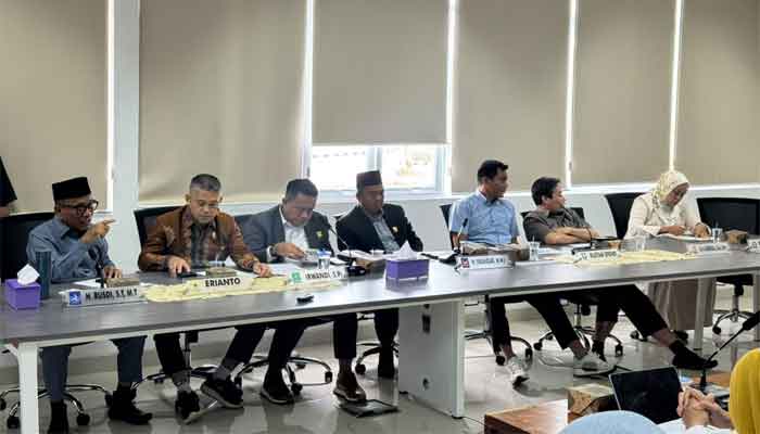 Driver Sampaikan 10 Tuntutan ke Komisi IV DPRD, Ini Fakta tentang Ojol di Kota Padang 3 Pertemuan Komisi IV DPRD Kota Padang, Dinas Tenaga Kerja dan Perindustrian, Dinas Perhubungan, BPJS Ketenagakerjaan dengan Manajemen dan perwakilan Driver Maxim Padang
