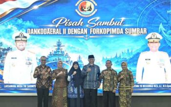 Pemprov Sumbar Gelar Pisah Sambut Komandan Kodaeral II, Laksamana Mochammad Riza Gantikan Sarimpunan Tanjung 6 Gubernur Sumbar, Mahyeldi dalam acara pisah sambut Komandan Kodaeral II dari Laksamana Muda TNI Sarimpunan Tanjung kepada Laksamana Pertama TNI Mochammad Riza, S.E., M.Tr.Opsla., CRMP di Auditorium Gubernuran