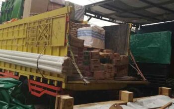 Aktivitas pengiriman barang pada sebuah Ruko di Simpang Lima Kota Piring, Kota Tanjungpinang, Kepri