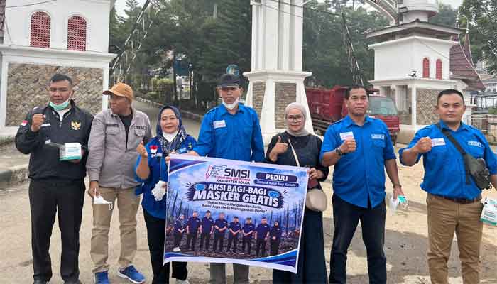 Kualitas Udara Menurun Akibat Kabut Asap, SMSI Kabupaten Solok Gelar Aksi Sosial Pembagian Masker Gratis