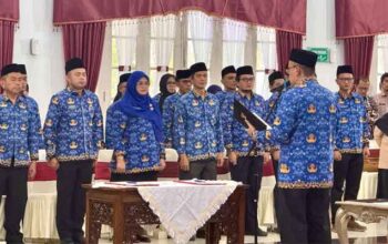 Sekdaprov Sumbar Lantik 33 Pejabat Eselon III dan IV 3 Sekdaprov Sumbar Lantik 33 Pejabat Eselon III dan IV