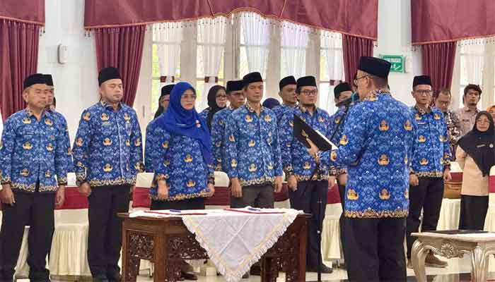 Sekdaprov Sumbar Lantik 33 Pejabat Eselon III dan IV 1 Sekdaprov Sumbar Lantik 33 Pejabat Eselon III dan IV