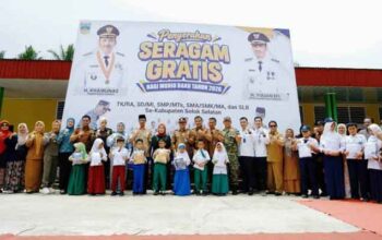 Pemkab Solok Selatan Salurkan 3.006 Stel Seragam Gratis bagi Siswa Koto Parik Gadang Diateh 7 Pemkab Solok Selatan Salurkan 3.006 Stel Seragam Gratis bagi Siswa Koto Parik Gadang Diateh