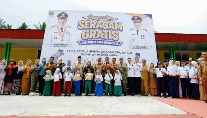 Pemkab Solok Selatan Salurkan 3.006 Stel Seragam Gratis bagi Siswa Koto Parik Gadang Diateh