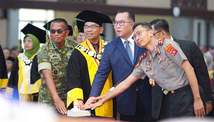 Sidang Terbuka Senat Akademik Dies Natalis UNP ke-72: Begini Sambutan Rektor Krismadinata 1 Pangdam, Rektor, Kepala BRIN, Kapolda (dari kiri ke kanan) saat memencet tombol peluncuran buku di Sidang Senat Terbuka Dies Natalis UNP ke 72