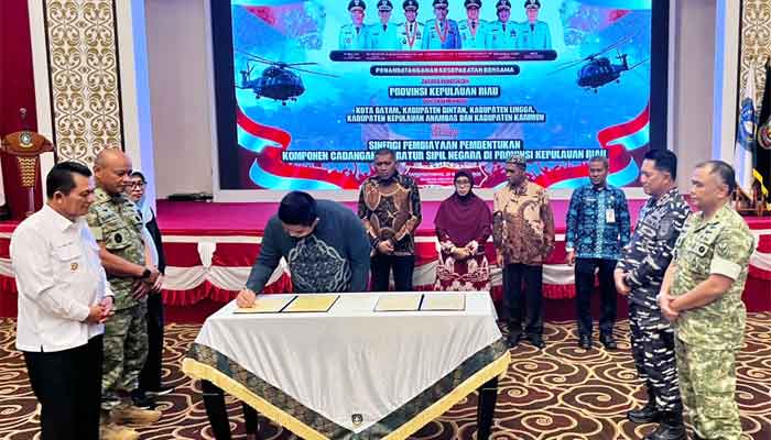 Bupati Bintan, Roby Kurniawan menandatangani Kesepakatan Bersama dengan Pemerintah Provinsi Kepulauan Riau terkait Sinergi Pembiayaan Pembentukan Komponen Cadangan Aparatur Sipil Negara (ASN)