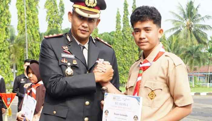 Kapolres Dharmasraya, AKBP Kartyana Widyarso Wardoyo Putro serahkan beasiswa dari CSR Bank Nagari