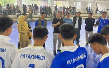 Taklukkan Padang 3-1 di Laga Pembuka Porprov Sumbar, Tim Futsal Payakumbuh Optimis Sabet Medali Emas 2 Wawako Elzadaswarman beri wejangan kepada pemain Tim Futsal Payakumbuh