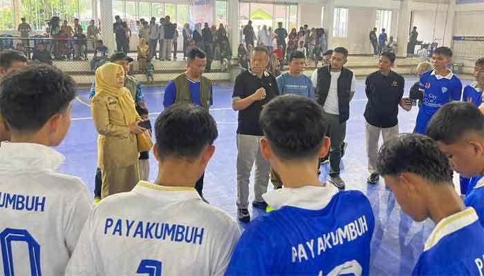 Wawako Elzadaswarman beri wejangan kepada pemain Tim Futsal Payakumbuh