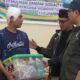 Rektor UNP, Krismadinata (kanan) saat menyerahkan bantuan kepada salah satu korban bencana di Kabupaten Solok
