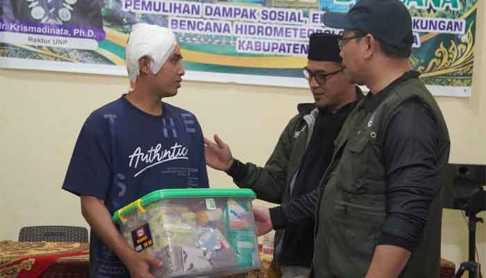UNP Charity Salurkan Bantuan bagi Korban Bencana Banjir Bandang di Solok