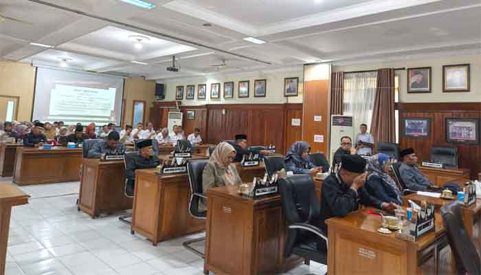 Wako Bukittinggi Sampaikan Jawaban terhadap Pandangan Umum Fraksi DPRD Atas 3 Ranperda 4 Wako Bukittinggi Sampaikan Jawaban terhadap Pandangan Umum Fraksi DPRD Atas 3 Ranperda