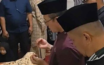 Wako Zulmaeta dan Wawako Elzadaswarman lepas kepergian ASN teladan Pemko Payakumbuh, Iwan
