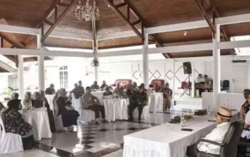 Wali Kota Riyanda Putra saat bersilaturahmi dengan para pensiunan ASN yang tergabung dalam Persatuan Wredatama Republik Indonesia (PWRI)