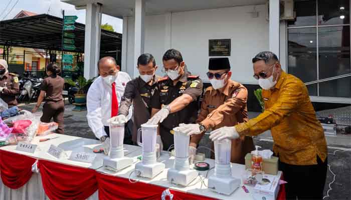 Wawako Ibnu Asis Hadiri Pemusnahan Barang Bukti di Kejari Bukittinggi