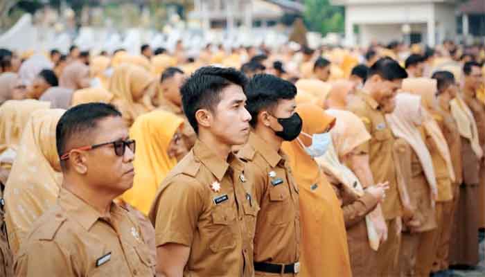 Apel Gabungan ASN di lingkungan Pemerintah Kabupaten Solok Selatan di Halaman Kantor Bupati