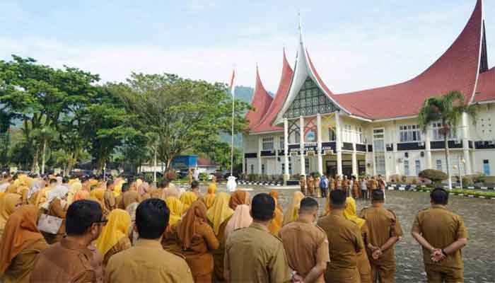 Pimpin Apel Gabungan, Wabup Solok Selatan Dorong Percepatan Program dan Kegiatan Fisik Jelang Akhir Tahun 1 Apel Gabungan ASN di Halaman Kantor Bupati Solok Selatan